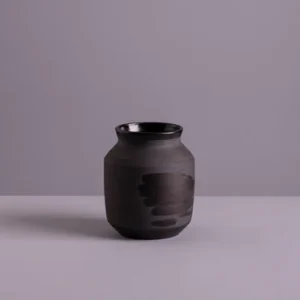 Vaza od crne gline
