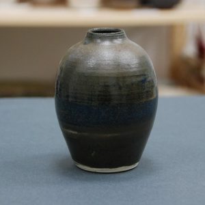 Crna ovalna vaza 2