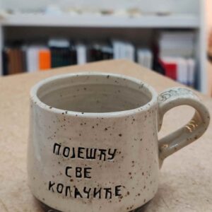 Keramička &scaron;olja sa natpisima