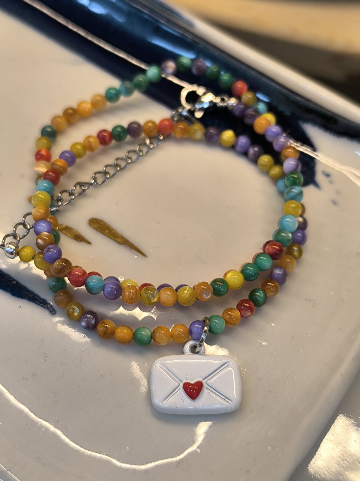prodaja &scaron;arenih, nanizanih ogrlica sa veselim privescima, gift shop, Carigradska 24, Beograd