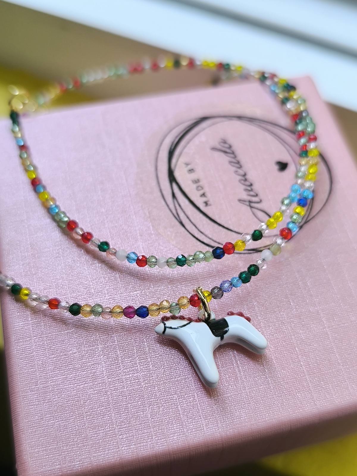 prodaja &scaron;arenih, nanizanih ogrlica sa veselim privescima, gift shop, Carigradska 24, Beograd