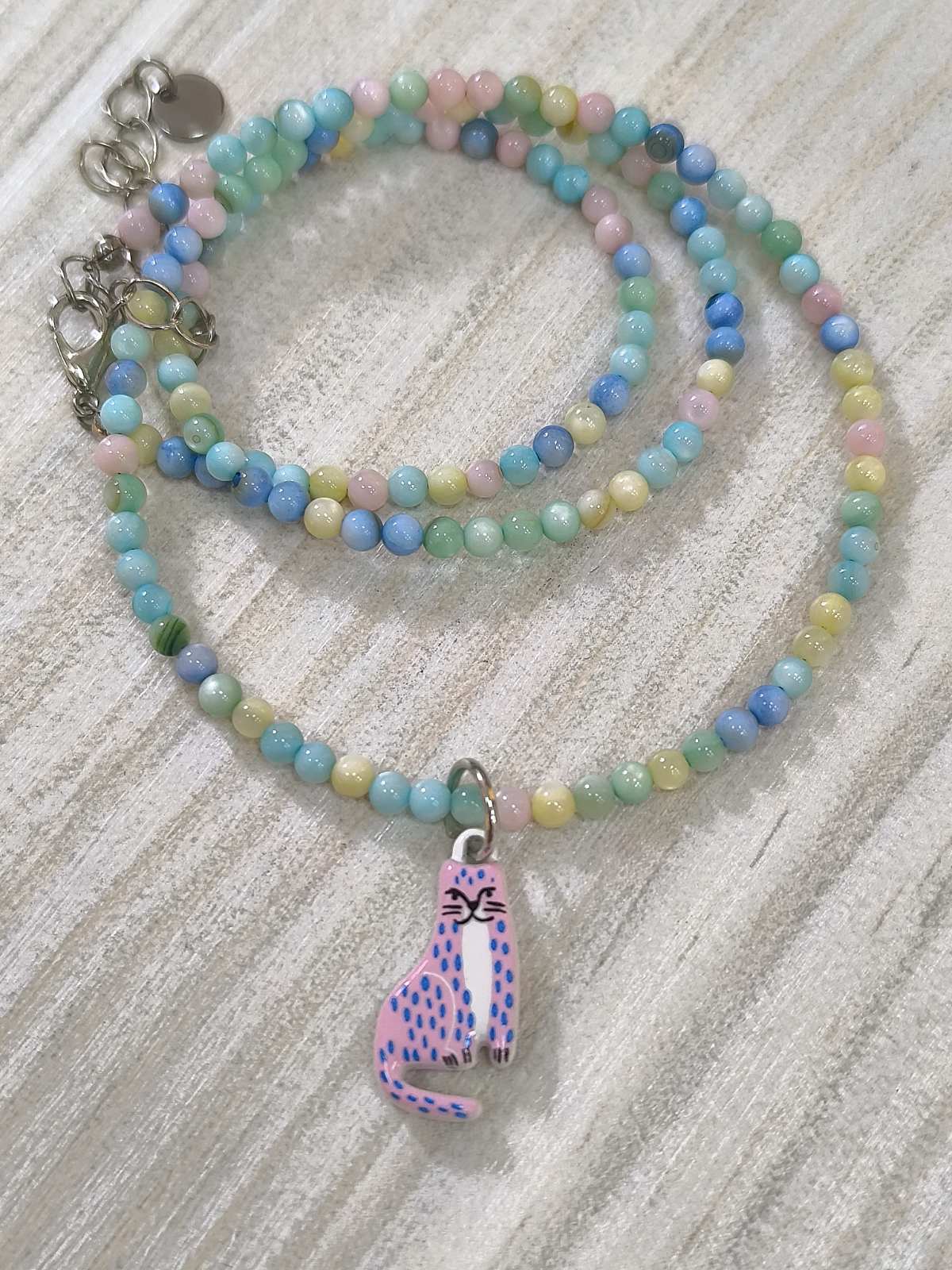 prodaja &scaron;arenih, nanizanih ogrlica sa veselim privescima, gift shop, Carigradska 24, Beograd