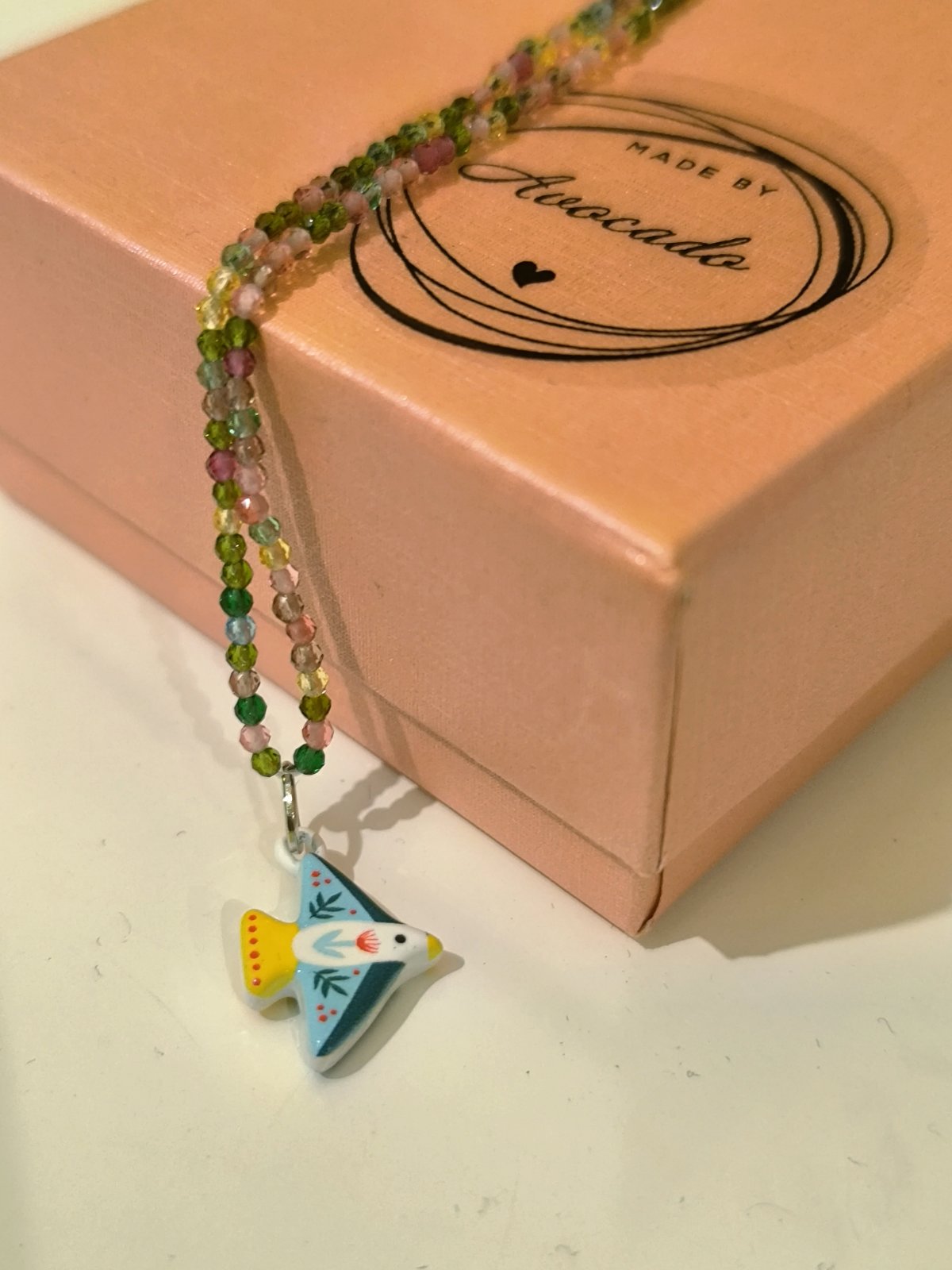 prodaja &scaron;arenih, nanizanih ogrlica sa veselim privescima, gift shop, Carigradska 24, Beograd