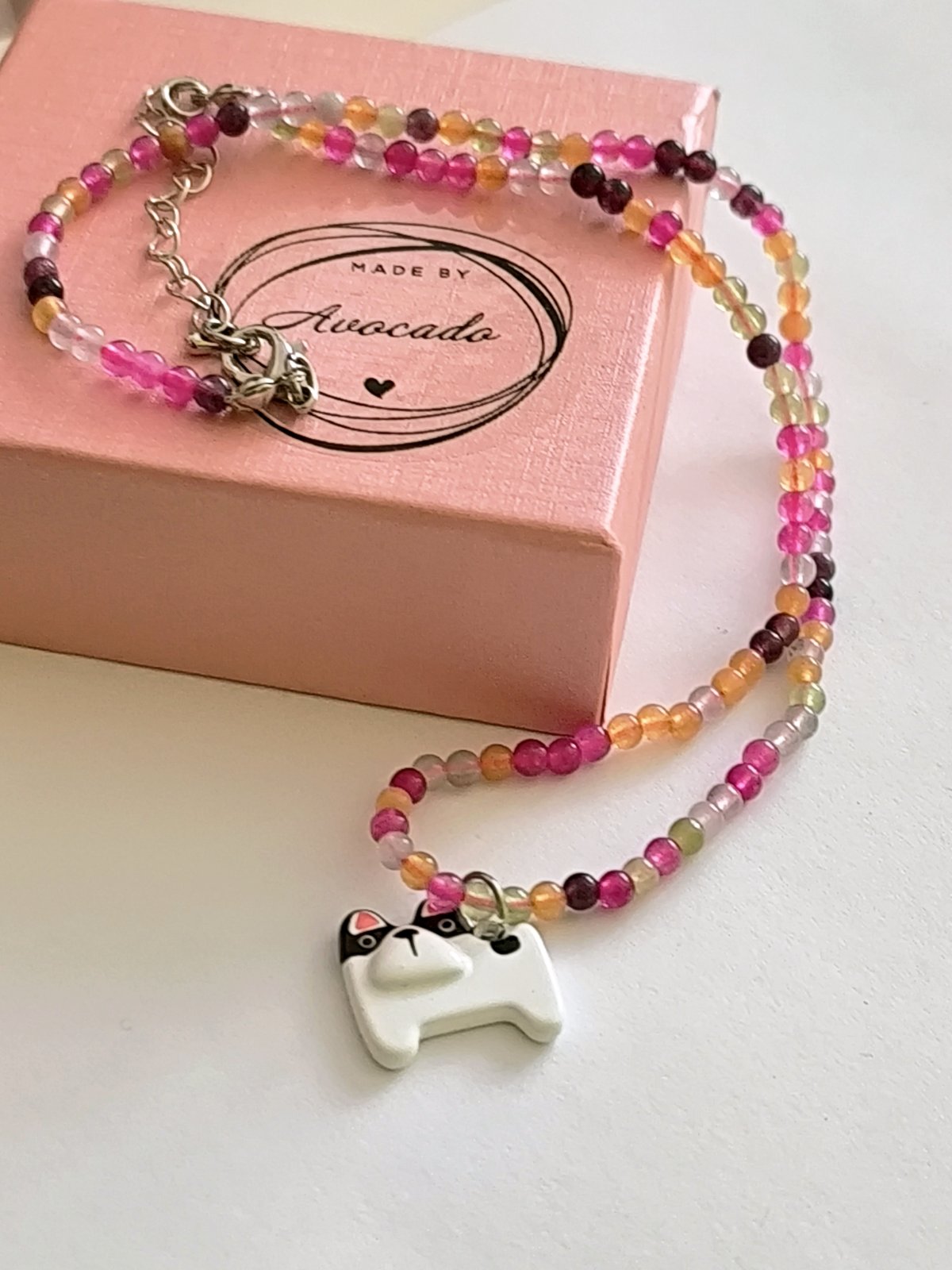 prodaja &scaron;arenih, nanizanih ogrlica sa veselim privescima, gift shop, Carigradska 24, Beograd