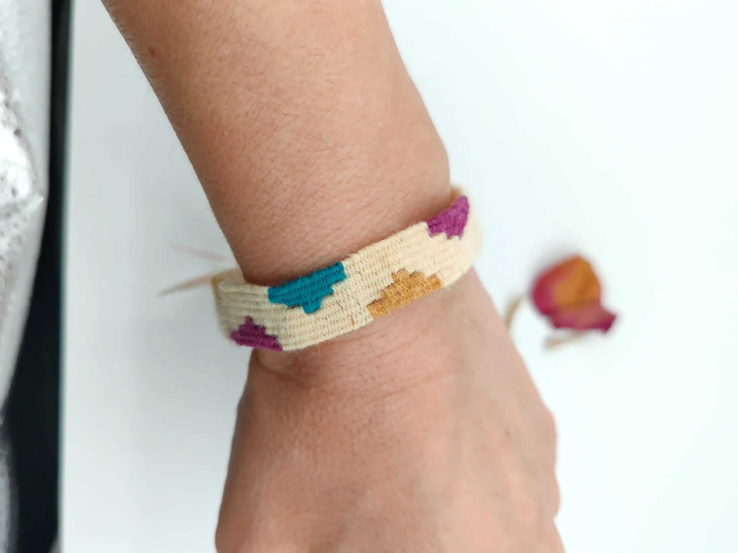 prodaja ručno tkanih narukvica, Mikaleidoskop Beograd