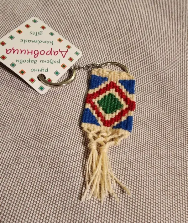 Mali privezak, ručno tkan