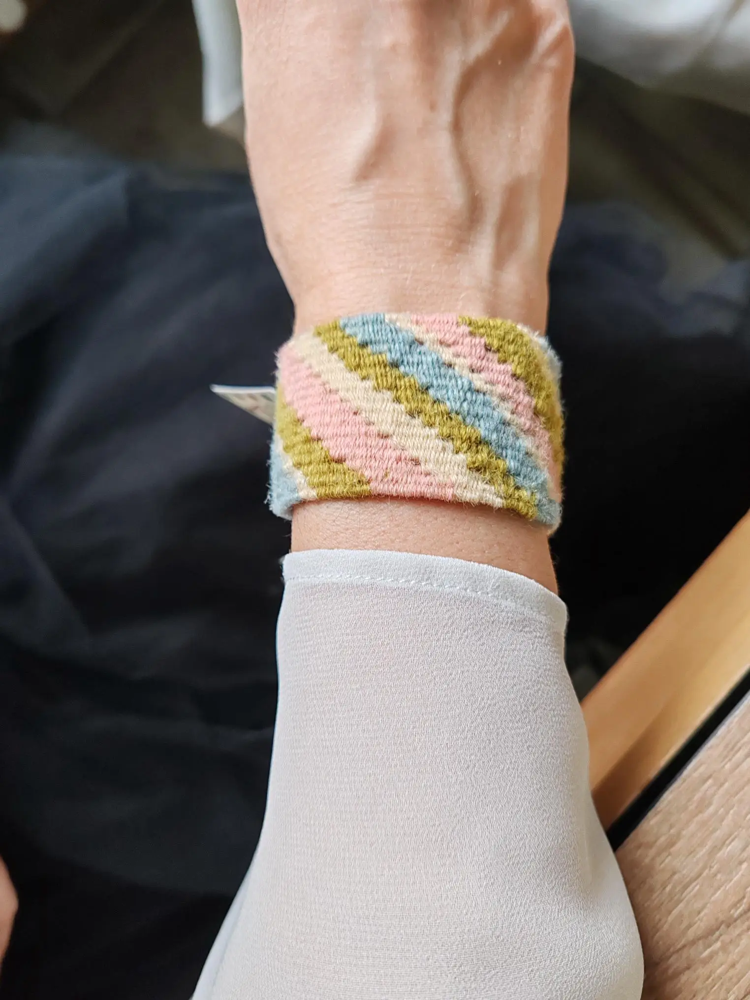prodaja ručno tkanih narukvica, privezaka i bukmarkera sa simbolima pirotskih ćilima, Carigradska 24