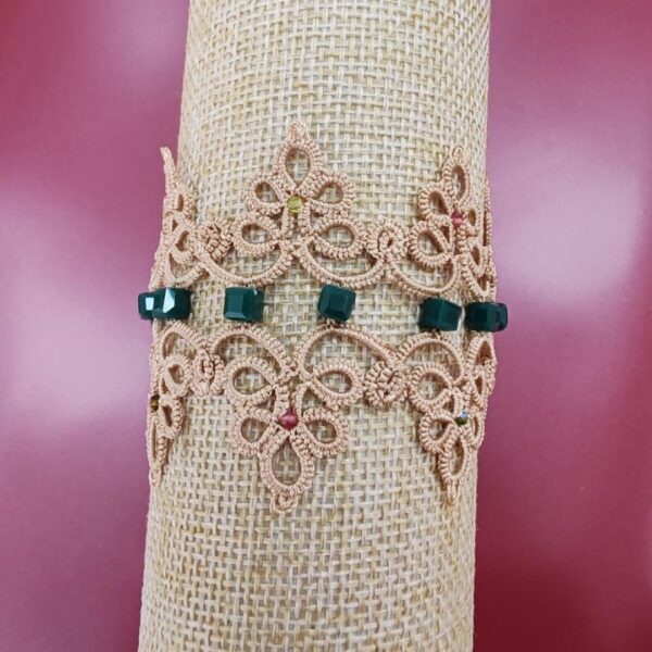 Čipkana &scaron;ira narukvica