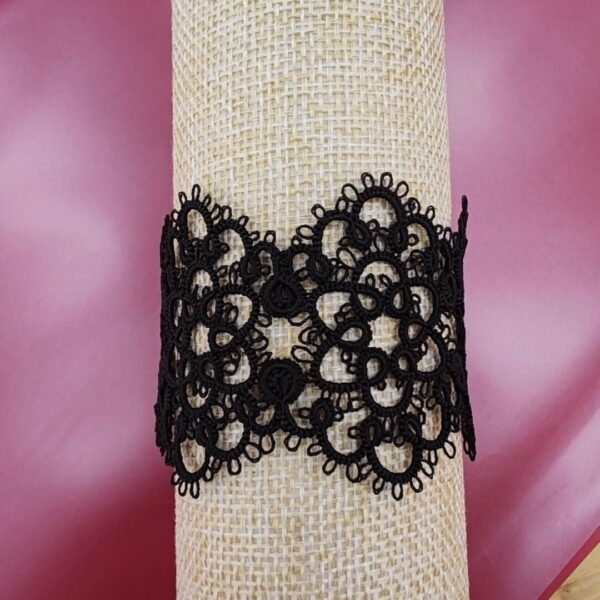 Čipkana &scaron;iroka narukvica