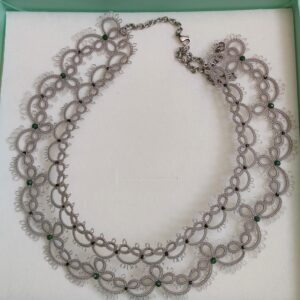 Čipkana ogrlica 2, Iglica