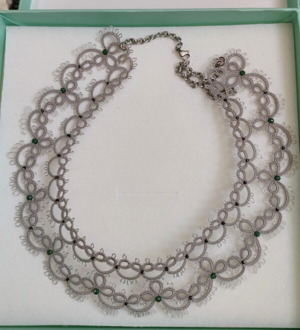 Čipkana ogrlica 2, Iglica