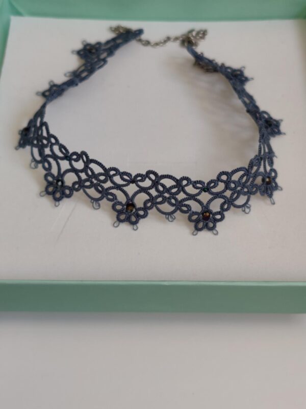 Čipkana ogrlica, Iglica