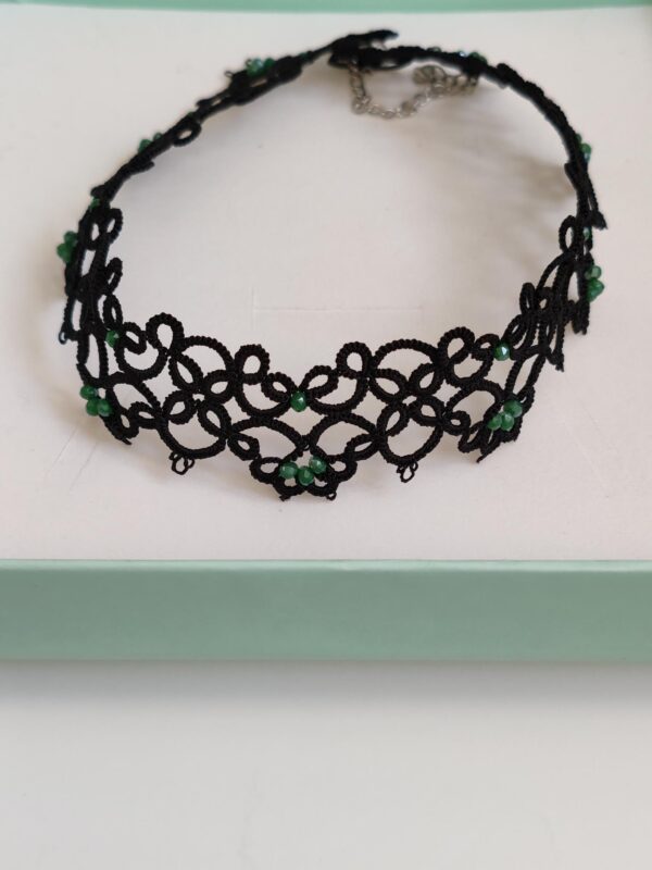 Čipkana ogrlica, Iglica